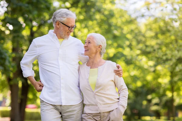Щаслива старша пара обіймається в літньому парку — стокове фото