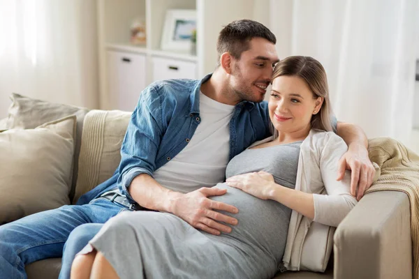 Man kramar gravid kvinna hemma — Stockfoto