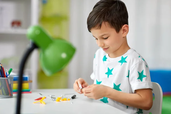 Маленький хлопчик грає з будівельним набором вдома — стокове фото