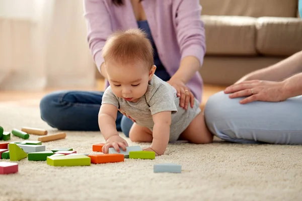 Lycklig familj med liten pojke leker hemma — Stockfoto
