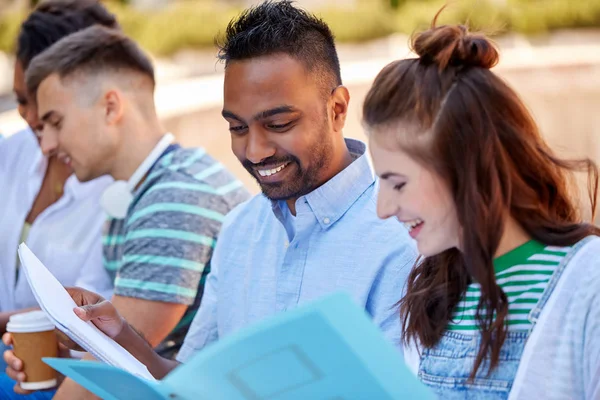 Gruppe glücklicher Schüler mit Notizbüchern im Freien — Stockfoto