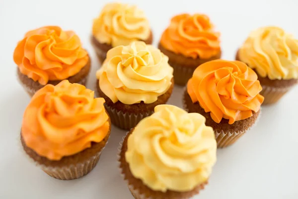 Cupcakes com cobertura no fundo branco — Fotografia de Stock