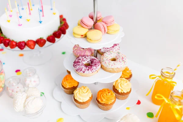 Primer plano de stand con dulces en la fiesta de cumpleaños — Foto de Stock