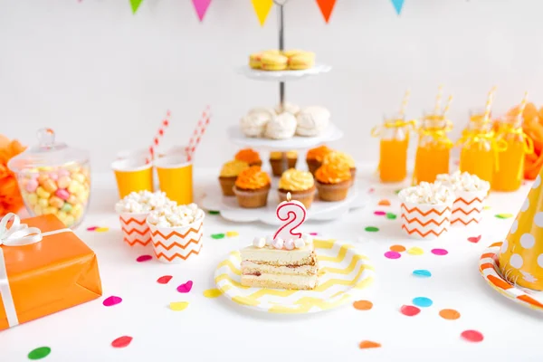 Pedazo de pastel en el plato en la fiesta de cumpleaños — Foto de Stock