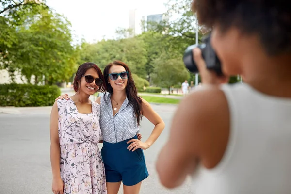 Mulher fotografar seus amigos no parque de verão — Fotografia de Stock