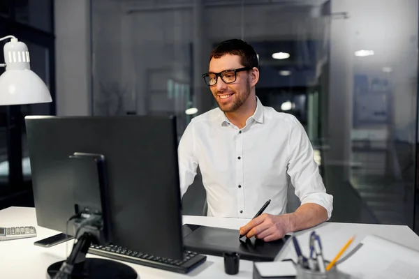 Diseñador con ordenador y pen tablet en la oficina — Foto de Stock