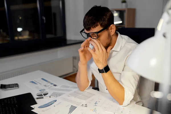 Втомлений бізнесмен працює в нічному офісі — стокове фото