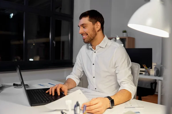 Businessman with laptop working at night office — Stock Photo, Image