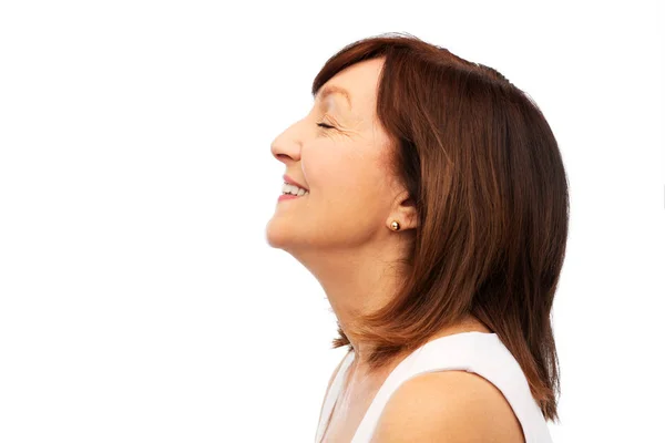 Profil de la femme âgée souriante sur blanc — Photo