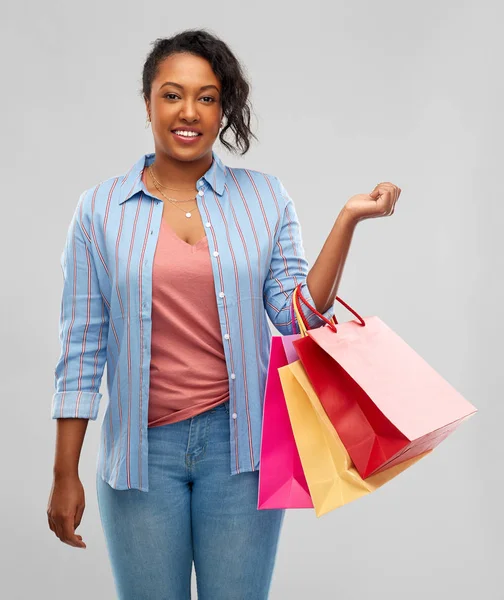 Gelukkig Afrikaans amerikaanse vrouw met shopping tassen — Stockfoto
