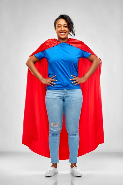 Mujer afroamericana feliz en capa roja de superhéroe —  Fotos de Stock
