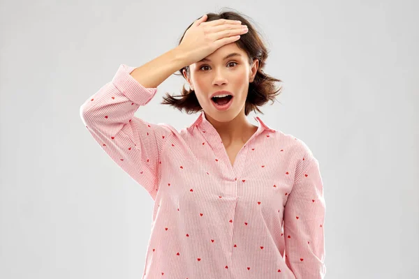 Verwirrte junge Frau im Pyjama — Stockfoto