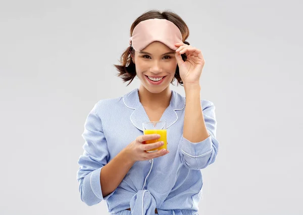 Femme en pyjama et masque de couchage avec jus — Photo