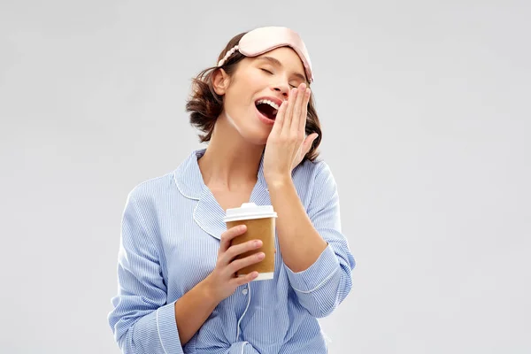 Donna in pigiama e maschera per gli occhi con sbadiglio al caffè — Foto Stock