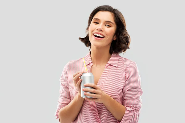 Mulher bebendo refrigerante de lata com palha de papel — Fotografia de Stock