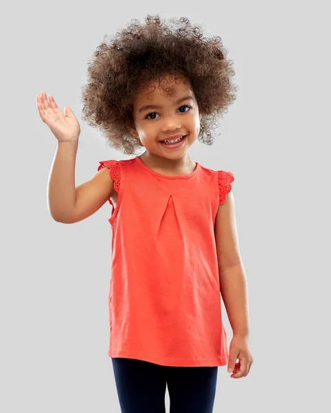 Feliz poco africano americano chica saludando mano — Foto de Stock