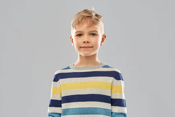 Портрет милого мальчика в полосатом свитере — стоковое фото