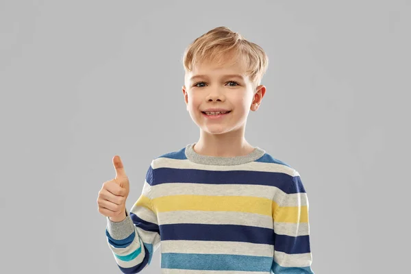 Niño sonriente en jersey a rayas mostrando los pulgares hacia arriba —  Fotos de Stock