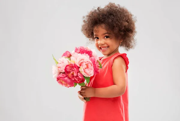 Boldog kis afro-amerikai lány virággal Stock Fotó