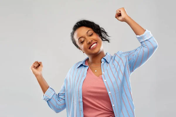 Feliz mulher afro-americana celebrando o sucesso — Fotografia de Stock
