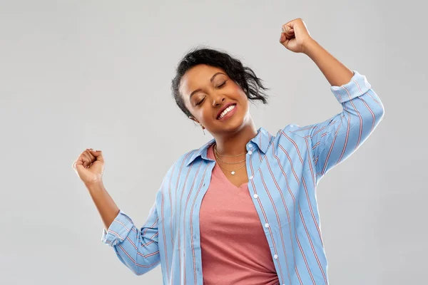 Felice donna afro-americana che celebra il successo — Foto Stock