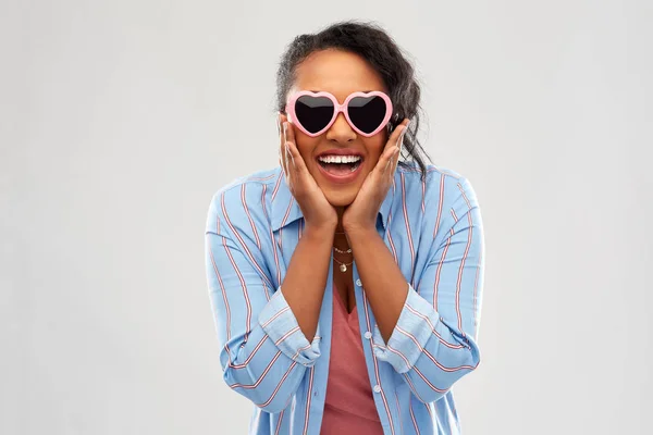 Mujer afroamericana en gafas de sol en forma de corazón — Foto de Stock