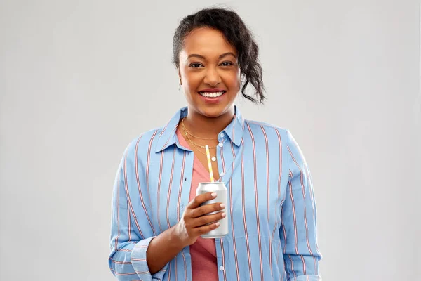 Onnellinen afrikkalainen amerikkalainen nainen voi juoda — kuvapankkivalokuva
