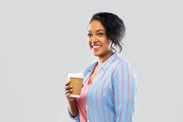 Lycklig afrikansk amerikansk kvinna dricker kaffe — Stockfoto