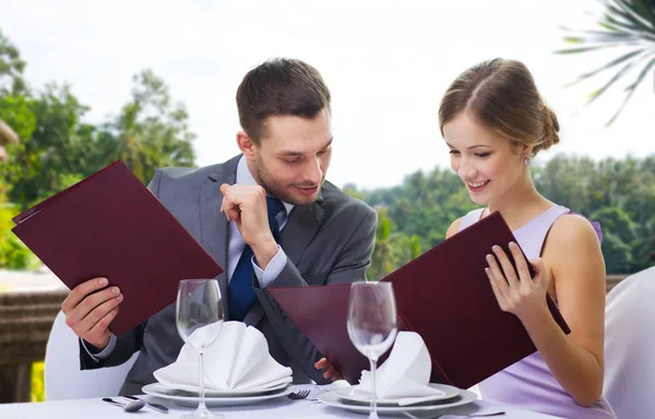 Casal com menus no restaurante — Fotografia de Stock