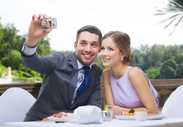 Šťastný pár pořizování selfie na sushi restaurace — Stock fotografie