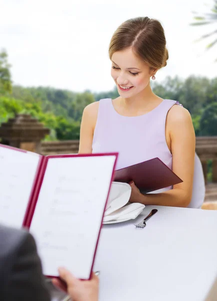 Casal com menus no restaurante — Fotografia de Stock