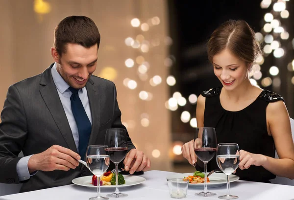 Coppia sorridente mangiare portata principale al ristorante — Foto Stock
