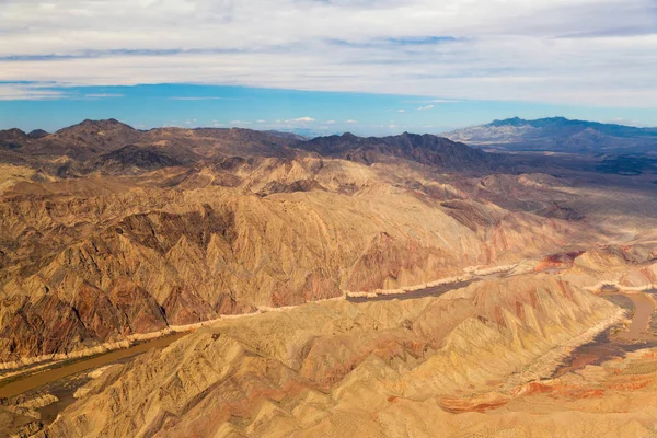 Büyük Kanyon kayalıklarla ve colorado Nehri görünümü — Stok fotoğraf
