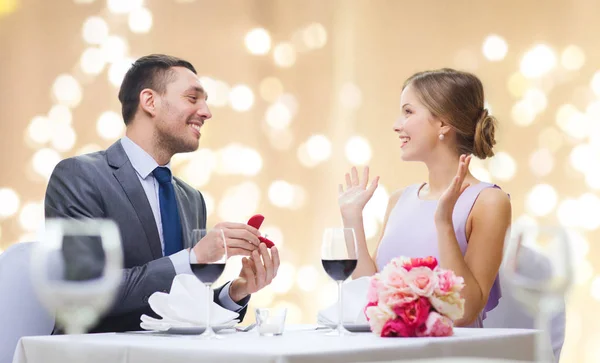 Uomo che dà anello di fidanzamento donna al ristorante — Foto Stock