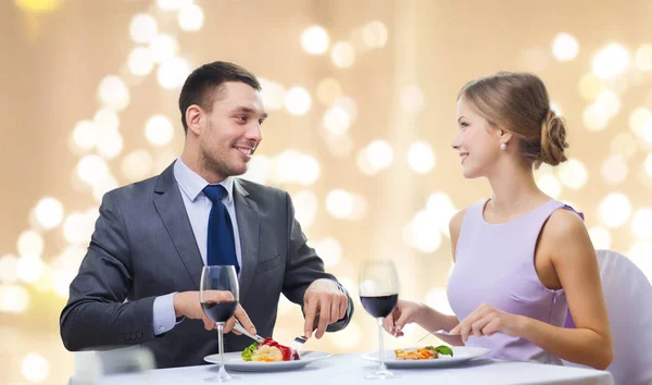 Leende par äter huvudrätt på restaurang — Stockfoto