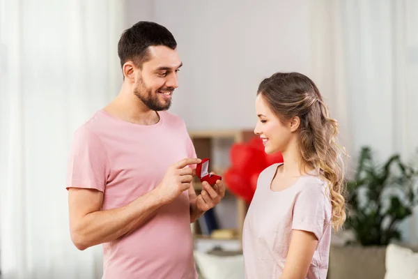 Muž dává žena zásnubní prsten na Valentýna — Stock fotografie