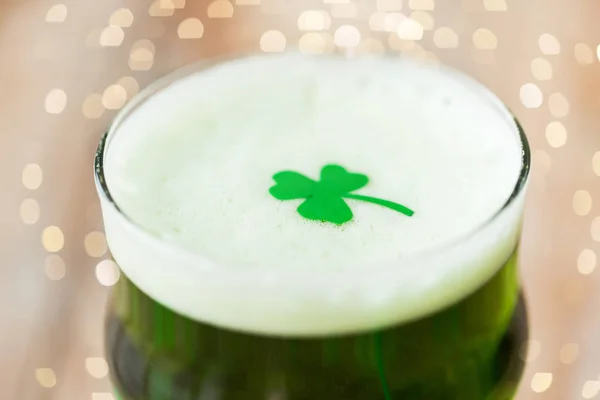 Shamrock ile yeşil bira cam yakın çekim — Stok fotoğraf