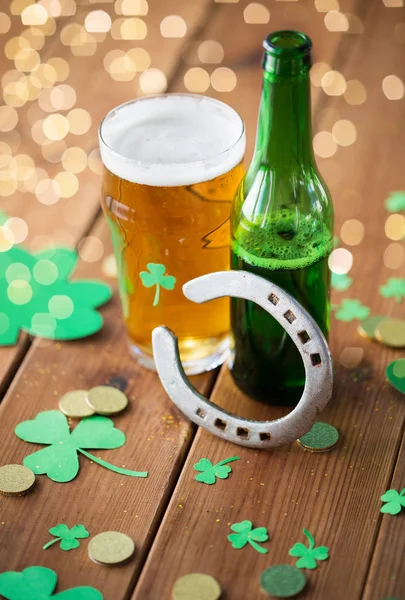 Üveg sör, üveg, patkó és aranyérme — Stock Fotó