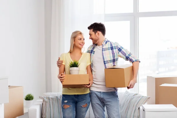 Happy couple with boxes moving to new home — Stock Photo, Image
