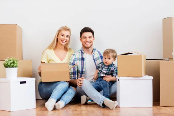 Glückliche Familie mit Umzugskartons im neuen Zuhause — Stockfoto