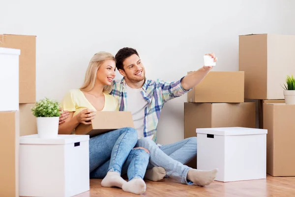 Couple prenant selfie et déménageant dans une nouvelle maison — Photo