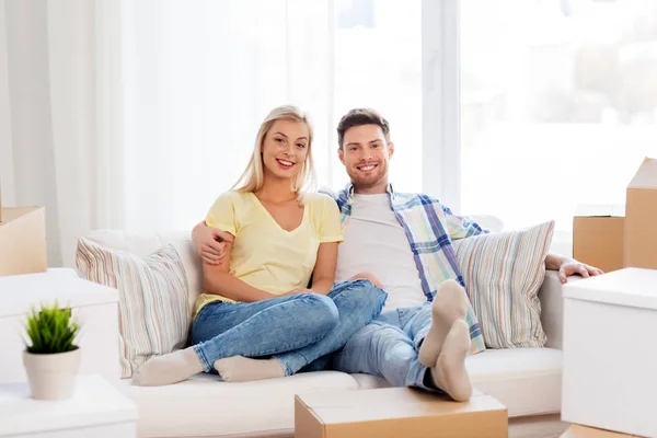 Coppia felice con scatole trasferirsi in una nuova casa — Foto Stock