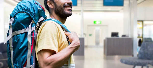 Uomo con zaino sopra il terminal dell'aeroporto — Foto Stock