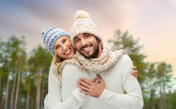 Paar knuffelen over winter bos achtergrond — Stockfoto