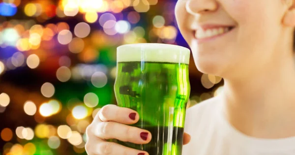 Primo piano di donna con birra verde in vetro Immagine Stock