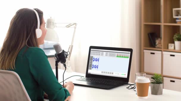 Kvinna med mikrofon inspelning podcast i studio — Stockvideo
