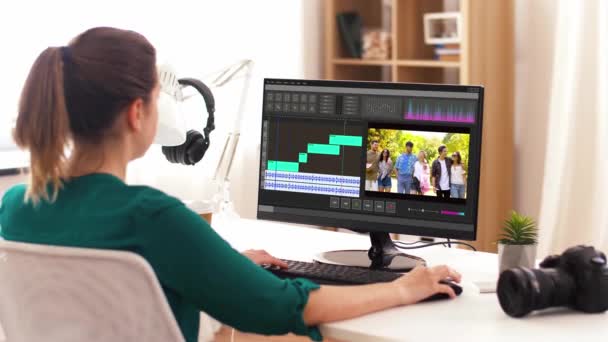 Kvinna med videoredigerare program på datorn — Stockvideo