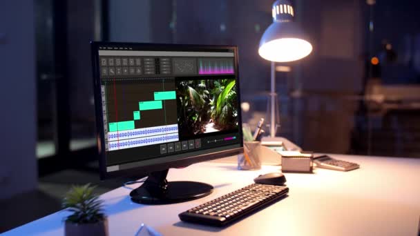 Programma di editor video sul computer in ufficio notturno — Video Stock