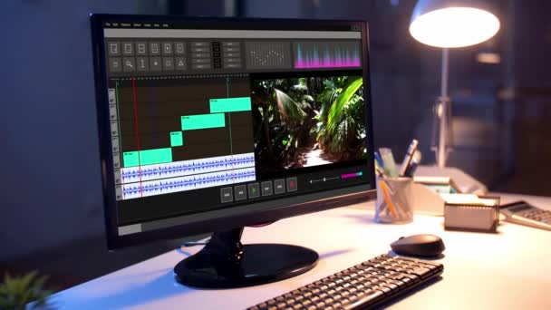 Видео редактор программа на компьютере в ночном офисе — стоковое видео