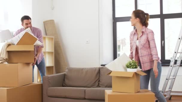 Coppia felice con roba trasferirsi in una nuova casa — Video Stock